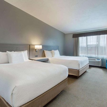 Days Inn & Suites By Wyndham Moncton Buitenkant foto