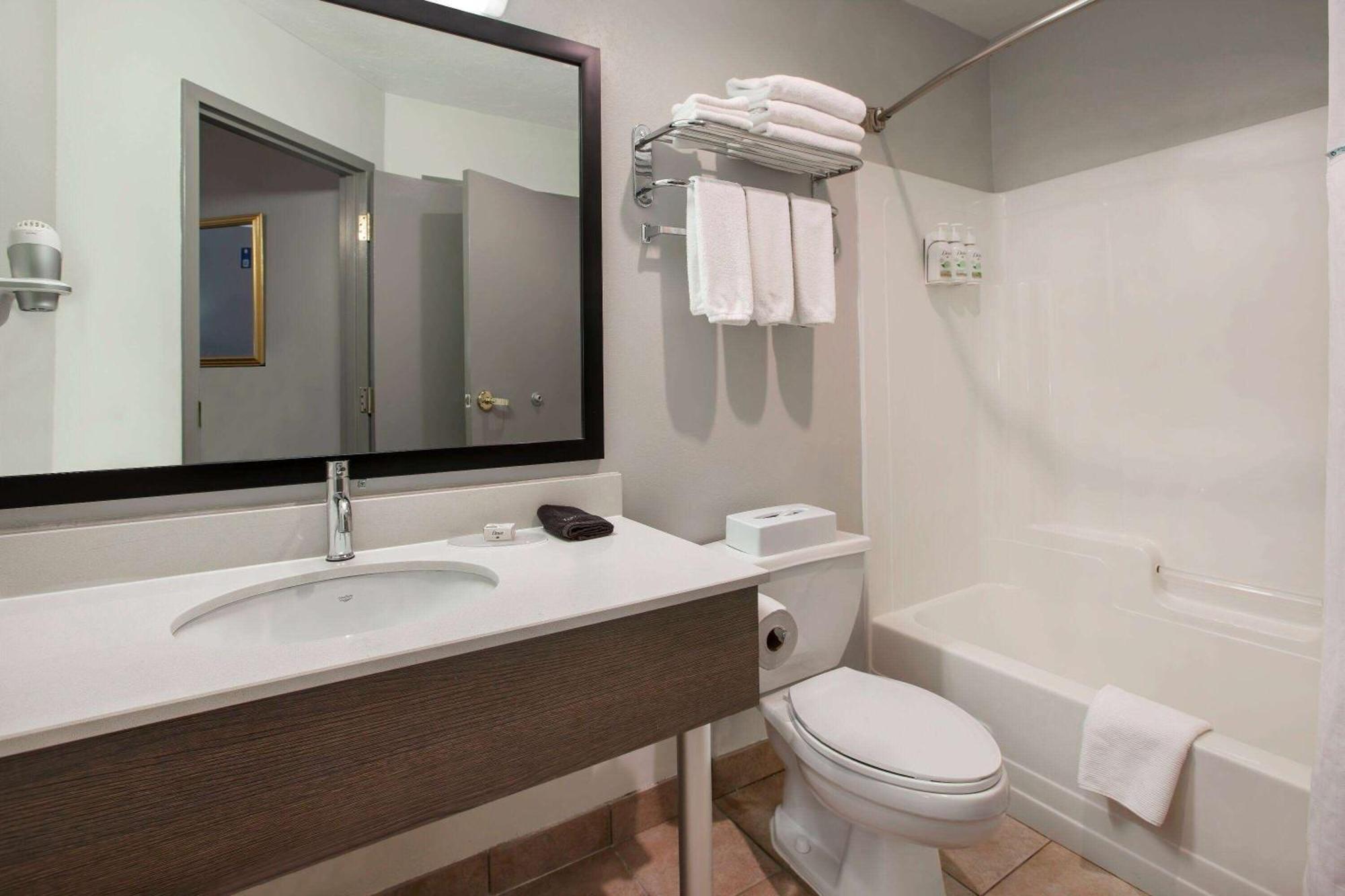 Days Inn & Suites By Wyndham Moncton Buitenkant foto