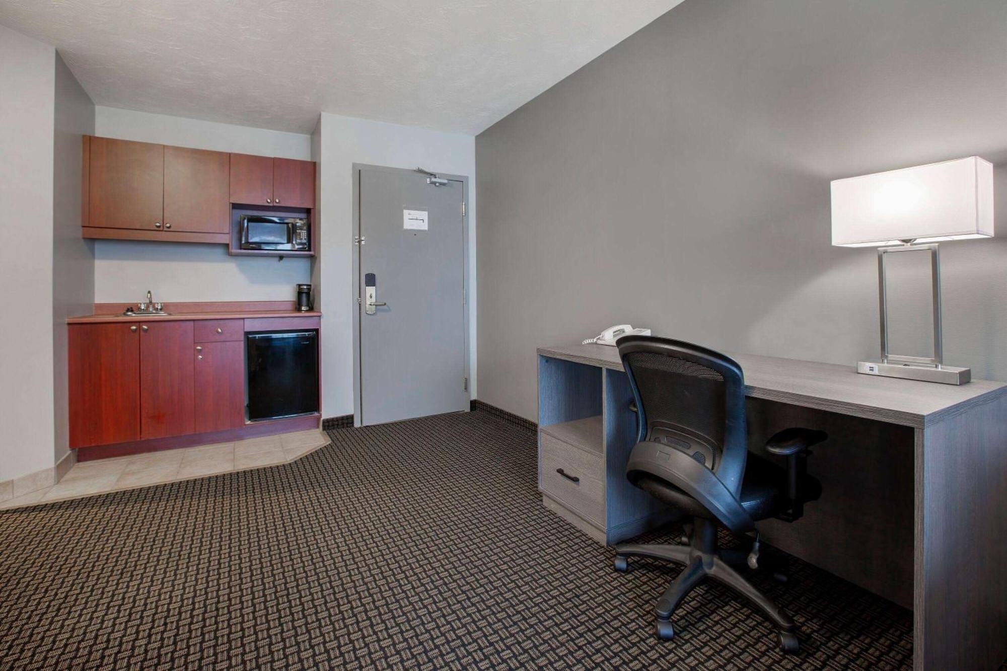 Days Inn & Suites By Wyndham Moncton Buitenkant foto