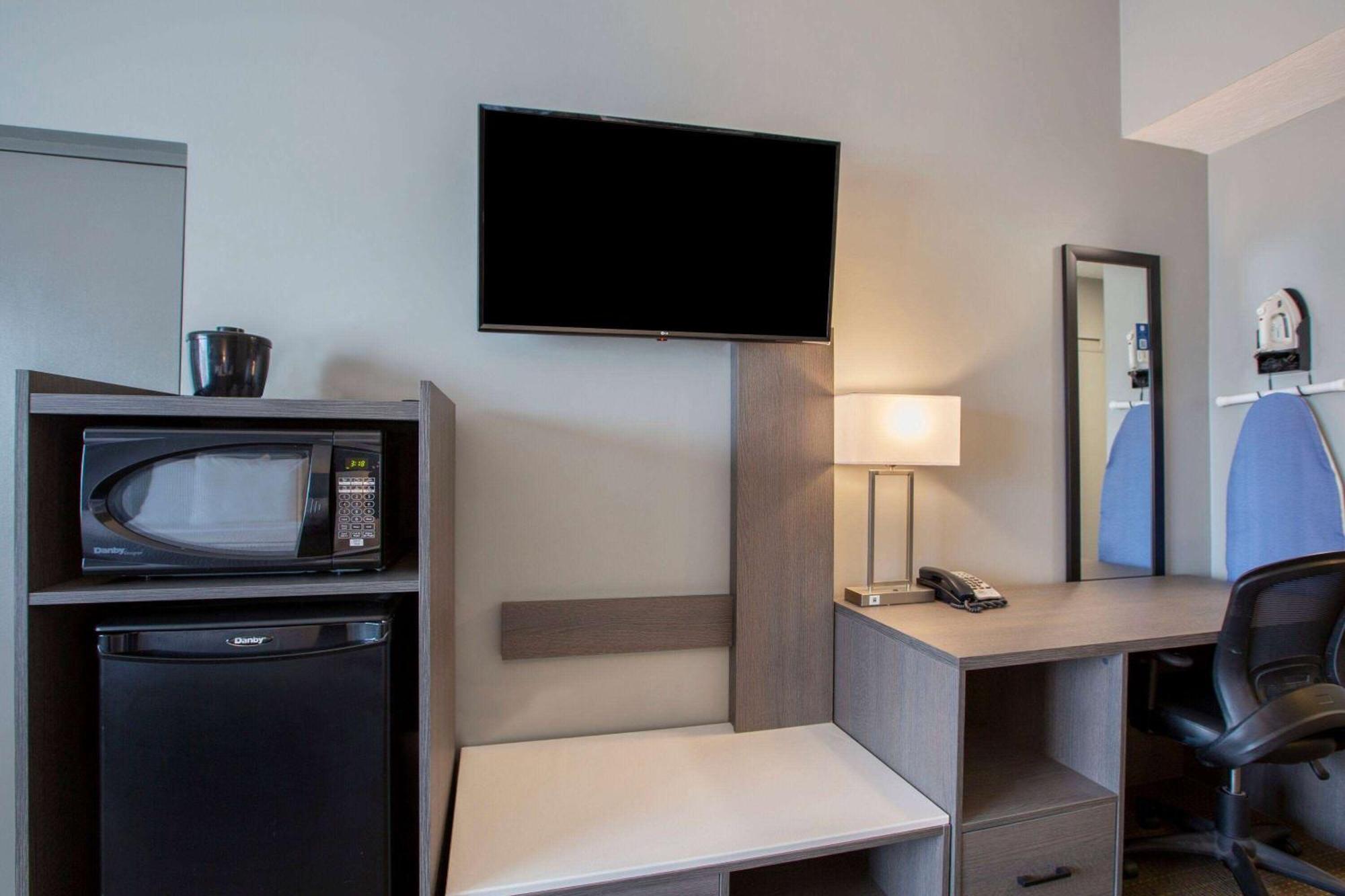 Days Inn & Suites By Wyndham Moncton Buitenkant foto