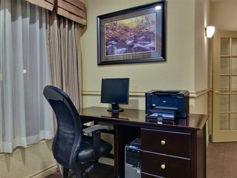 Days Inn & Suites By Wyndham Moncton Buitenkant foto